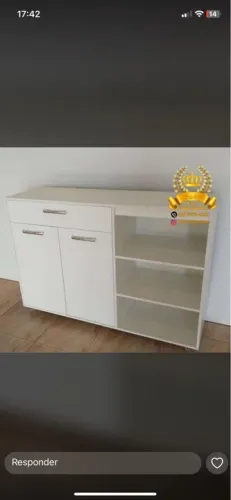 Balcão branco com prateleiras