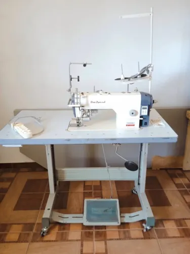 Maquina de Costura Industrial Reta Direct Drive + Aparelho para tapetes frufru | Hruschka