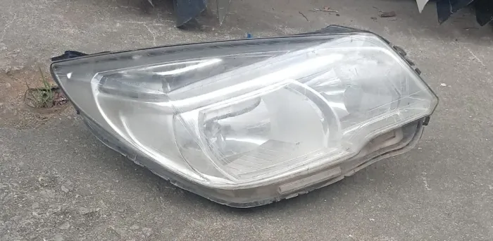 FAROL CHEVROLET TRAILBLAZER 12/16 LADO DIREITO DETALHE NA GARRA 