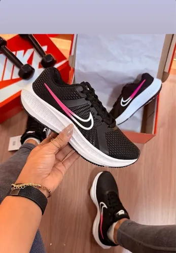 Tenis Nike Air Zoom - Design Moderno e Conforto Rosa com detalhes preto e branco