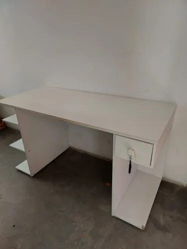 Escrivaninha Branca com Gaveta e Prateleiras