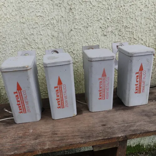 Reator de uso externo para uma lâmpada vapor metálico de 400W. 