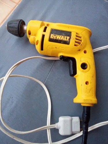Furadeira De Walt 380 W 110V Engate Rápido e Reversível