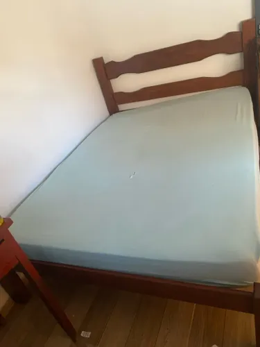 Cama de madeira maciça