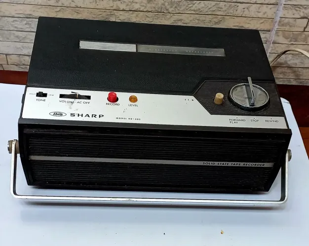 Gravador de rolo antigo. Leia todo o anúncio