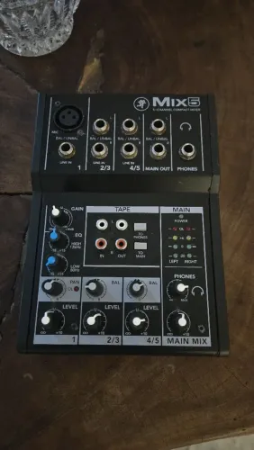 Mixer Mackie Mix-5 (Mesa de Som 5 Canais)