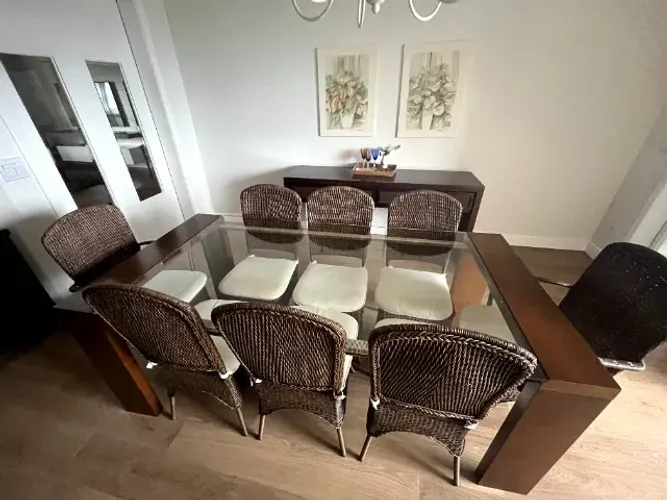 Mesa de jantar com 8 cadeiras