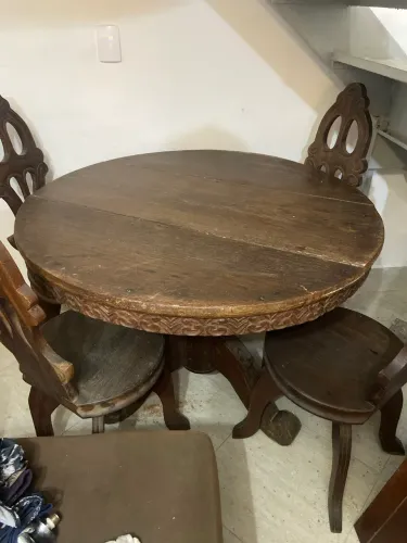 Mesa e cadeira de Madeira talhada 