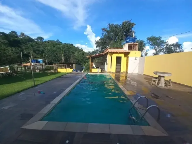 Sitio 5.000m² com água corrente, piscina, sauna, playground, lagoa, quadra e muito mais.