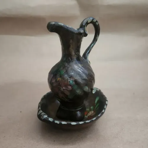 Ânfora com prato antigo