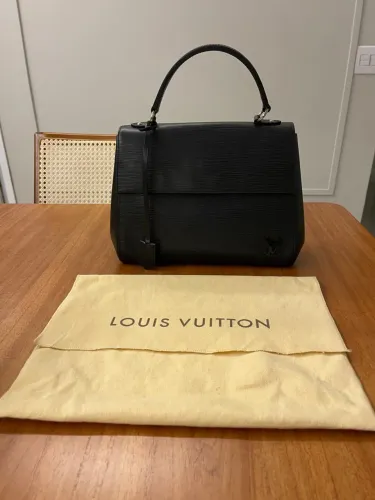 Bolsa Louis Vuitton Epi Noir - Elegância atemporal