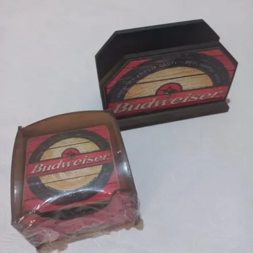 Kit c/ Porta guardanapos e Porta copos Budweiser em MDF