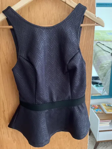 Regata Colcci detalhes nas costas