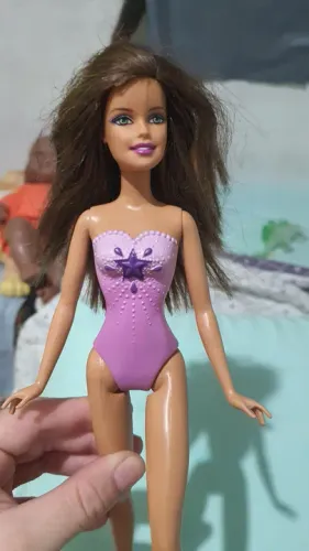 Boneca Barbie antiga com biquíni lilás