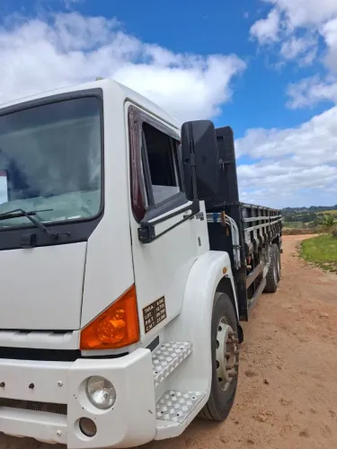 Caminhão Agrale semi novo trabalhando