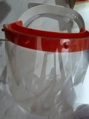 Capacete em acrílico de proteção