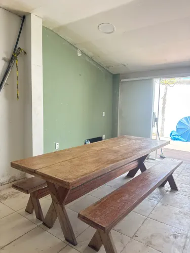 Mesa de madeira com dois bancos 