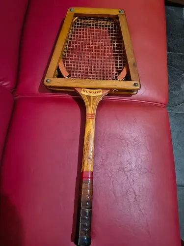 Raquete de tênis antiga anos 60