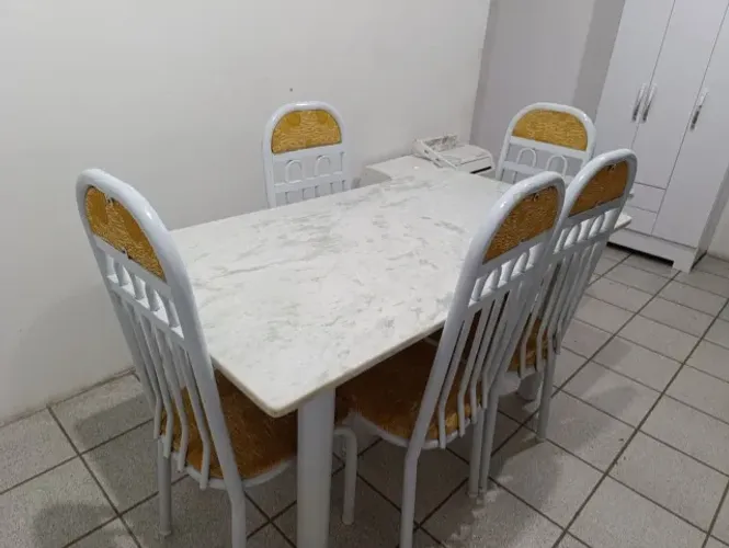 Mesa de mármore branca (SEM CADEIRAS)