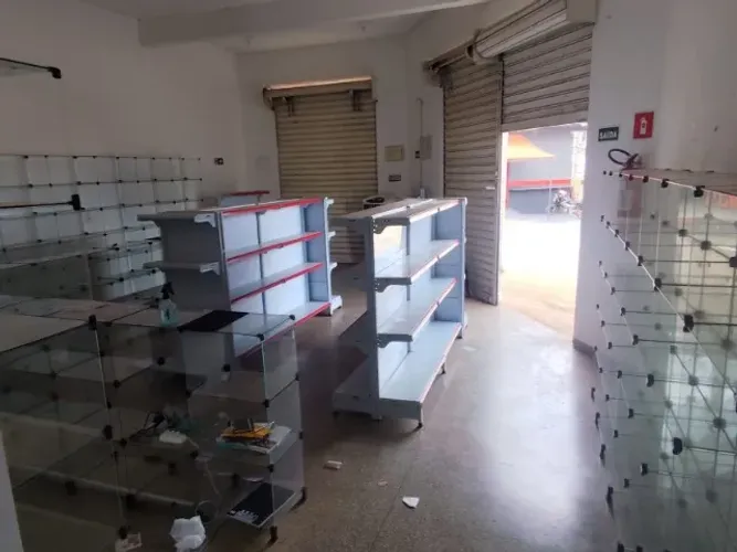 Balcões de vidros, prateleiras, armário e mesa para comércio em geral e farmácia