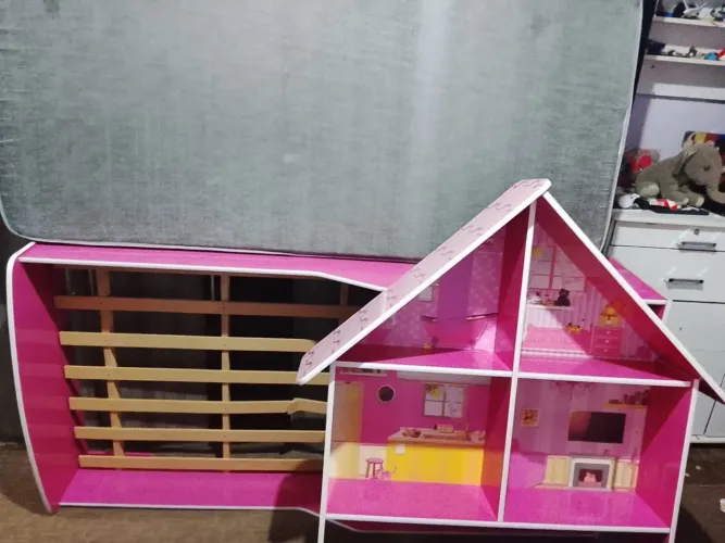 Cama Infantil Casa de Boneca - 250 Pra retirar / Com colchão novo.