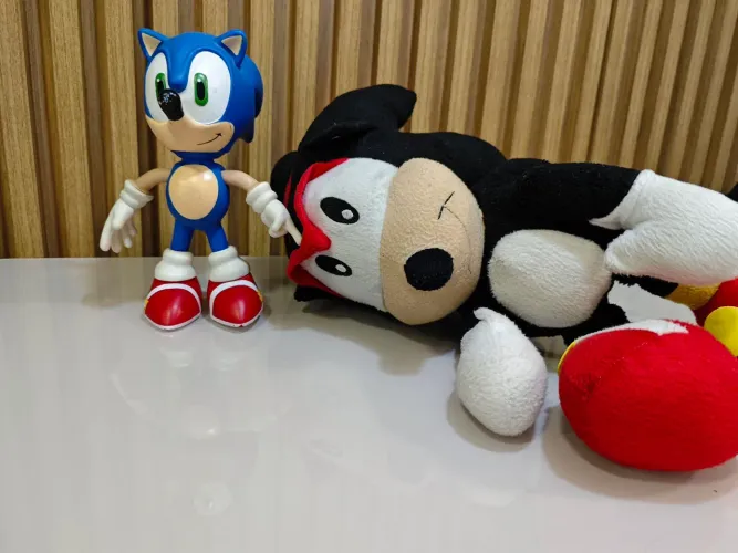 Boneco sonic PVC 23cm articulado + Pelúcia Shadow 