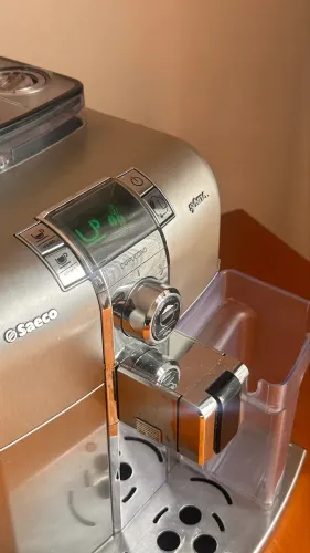 Cafeteira Superautomática Saeco Syntia Cappuccino HD8838 Inox - Moedor Integrado