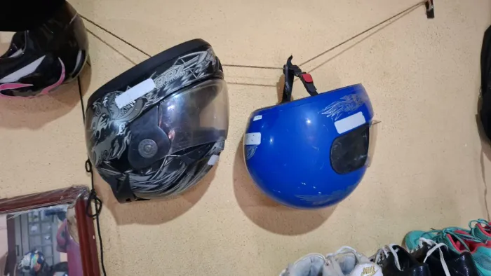 Vendo vários capacetes
