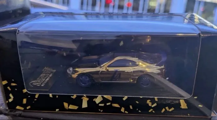 Miniatura em metal fundido do Toyota Supra dos Lakers - Lakers Suns