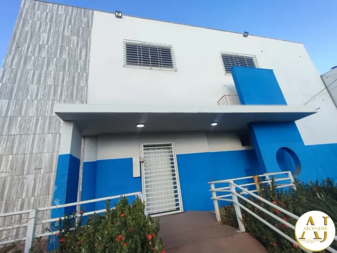 Alugo ótimo imóvel comercial com varias salas e estacionamento!
