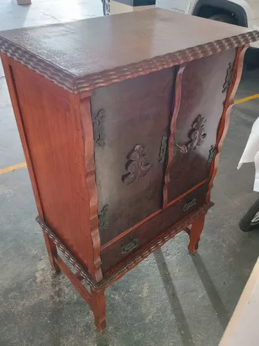 Vendo uma cristaleira de madeira