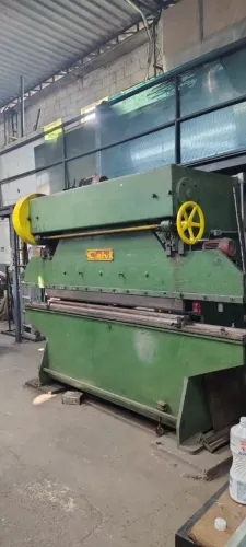 Máquina de corte e máquina de dobra.