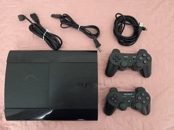 PlayStation 3 Slim com 2 controles e vários jogos