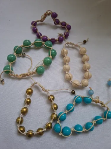 Pulseiras em macramê com contas diversas.