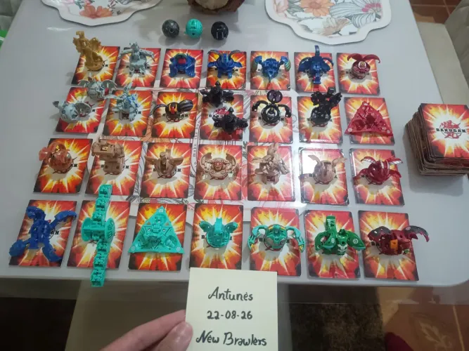 LOTE BAKUGANS - 33 UNIDADES + CARTAS - PERFEITO ESTADO