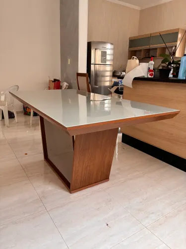 Mesa de madeira com tampo de vidro 