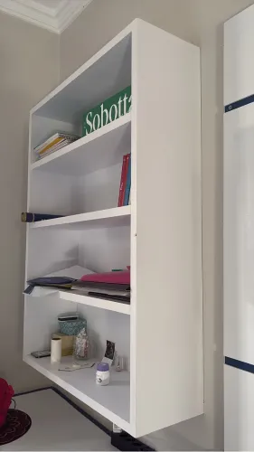 Livreiro com 4 nichos espaçosos, feito sob medida.