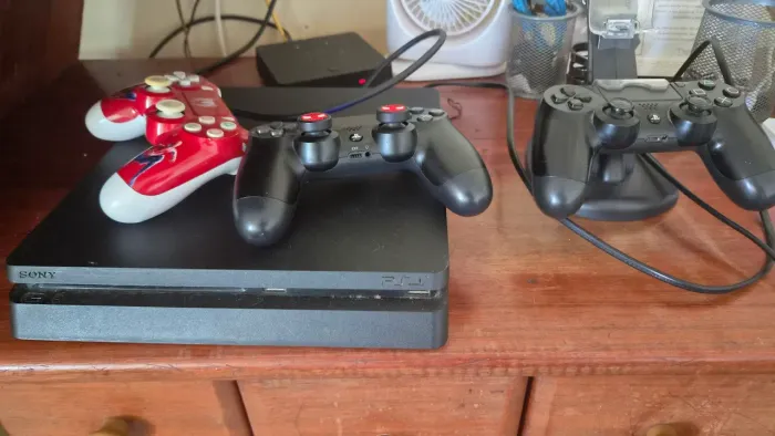 PS4 com 4 Jogos Atuais e 3 Controles