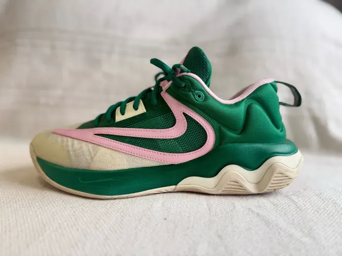 Tênis Nike Giannis Immortality III - Modelo EUA - Usado apenas 3 vezes - Verde e Rosa.