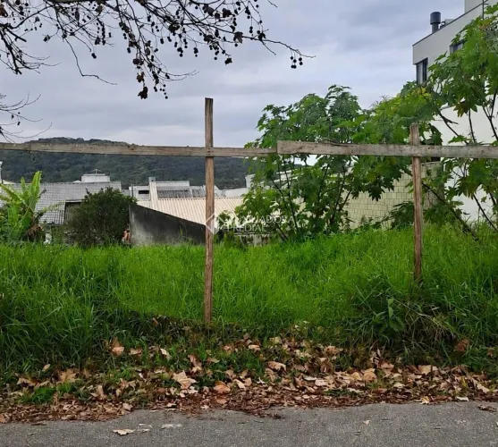 Terreno de 412 m² com Vista para a Pedra Branca | Excelente Localização
