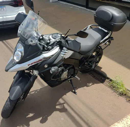 Moto Suzuki V Storm 650 branca 2019