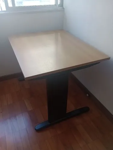 Mesa de escritório com tampo em madeira maciça 100 (L) x 80 (P) x 74 cm (A)