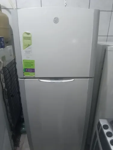 Geladeira em bom concervamento e ativa gelando normalmente