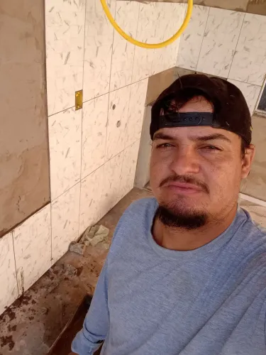 Só pedreiro faço serviço da fundação a acabamento 