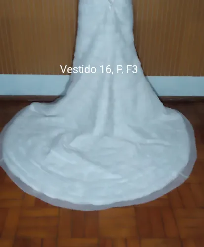 Vestido de noiva cor branco, tamanho P ou M, devido a modelção com fita nas costas.
