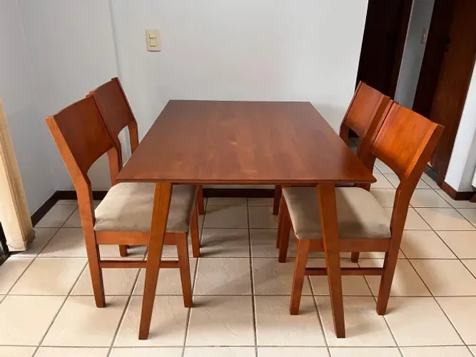 Mesa de madeira ( 4 lugares / cadeiras )