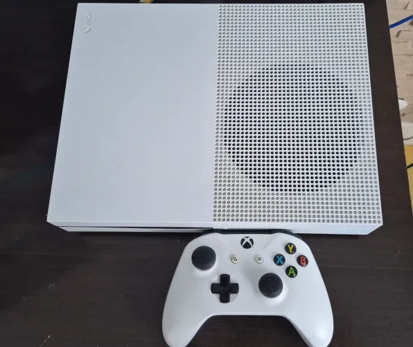 XBOX ONE S 1TB + CONTROLE ORIGINAL