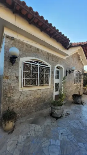 CASA COM 7 QUARTOS A VENDA NA XV DE NOVEMBRO EM ARARUAMA-RJ.