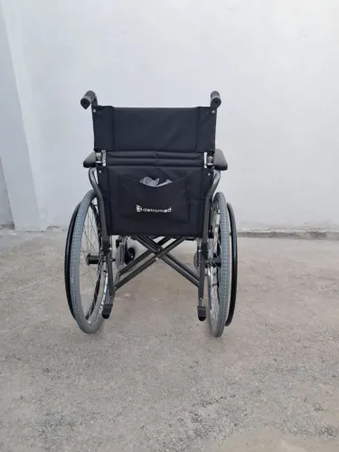 Cadeira de rodas e cadeira para banho, rodas 400, banho 250,00.tel.contato *46