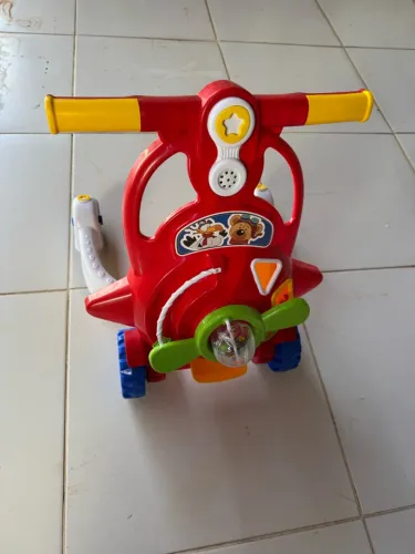 Andador de criança interativo.